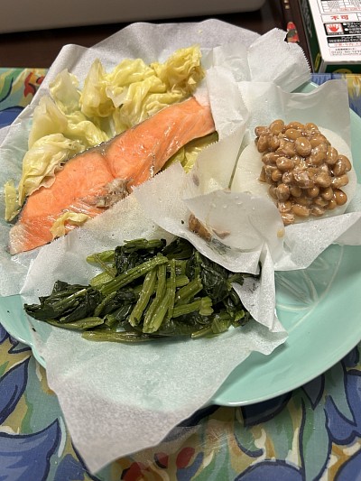 今日の昼食はしゃけと納豆大根と小松菜ですみなさんも召し上がってください