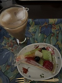 ひな祭りに３人分のケーキを買いました。みんな喜んで食べてくれると☺️