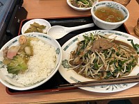 日高屋のニラレバ炒めと中華どんをお互いに少しづつしえあしました