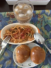 ナポリタンにロールぱんを２こ食べました。美味しかったですよ。