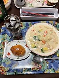 今日は、夕食にクリームシチューとレーズンロールぱんを食べました