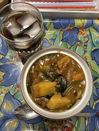カレーライスにパイナップルとほうれん草を入れて見ました。