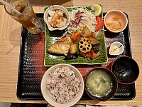 大戸屋さんの鶏の黒酢アンとほっけ焼き定食