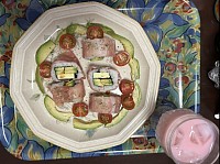 生ハムを巻いて、アボガドとチーズと海苔を巻きました。美味しいので作ってみて下さい。