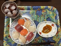 今日は、ライフの刺身を使用して、手毬寿司を作りました。美味しかったです。