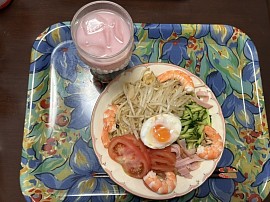 今日は、海老、トマト、もやし、ハムの冷やし中華を作りました
