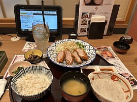 今日は、とんかつを食べて来ました。