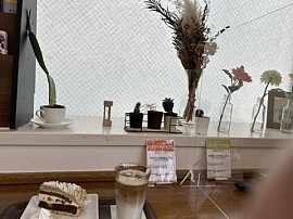 ジュンク堂書店のモンブランケーキとカフェオレです。